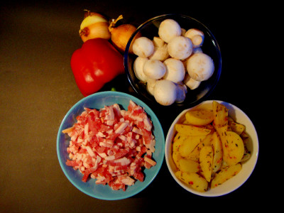 ingrediënten aardappeltjes met groente en spekjes