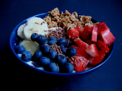 yoghurt met fruit en muesli in kom