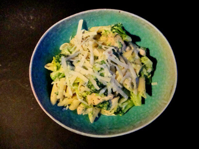 pasta met broccoli en parmezaanse kaas geserveerd