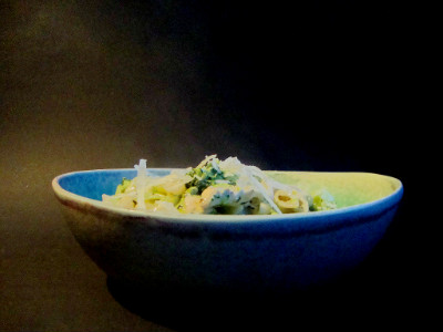pasta met broccoli en parmezaanse kaas in kom