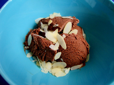chocolade ijs geserveerd