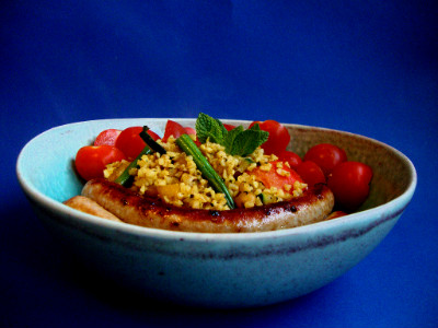 MM - Bulgur met groenten en chipolata geserveerd